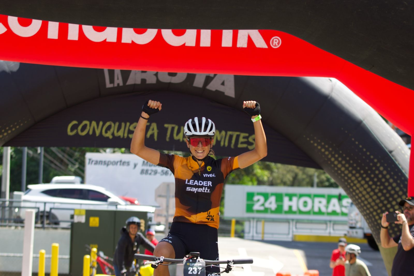Paolo Montoya y Natalia Fischer conquistan la segunda etapa de La Ruta y asumen el liderato general
